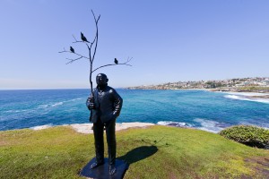 Wang Shugang, men playing with birds (2012), Sculpture by the Sea, Bondi 2014. Photo Clyde Yee